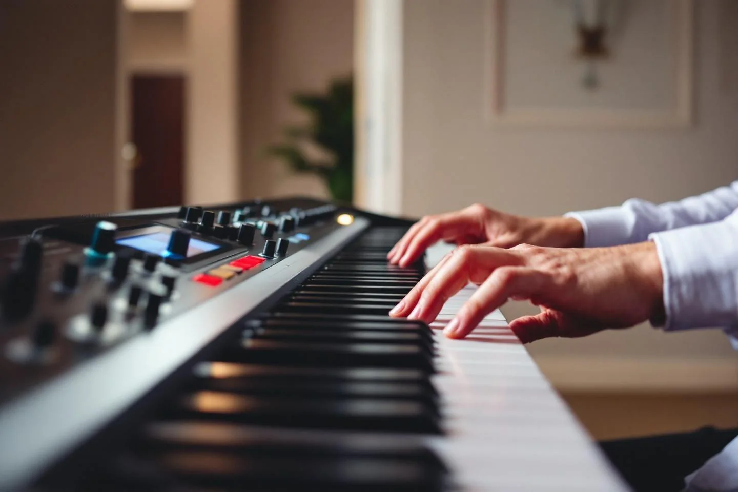 Setup bureau chic : écrans minimalistes, claviers mécaniques collection, mobilier ergonomique
