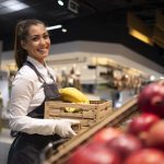 employe-supermarche-fournissant-nourriture-au-departement-fruits_342744-1075 (1)